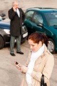 15566878-mujer-que-llama-seguro-despues-de-accidente-de-coche-accidente-problema-problemas-del-hombre